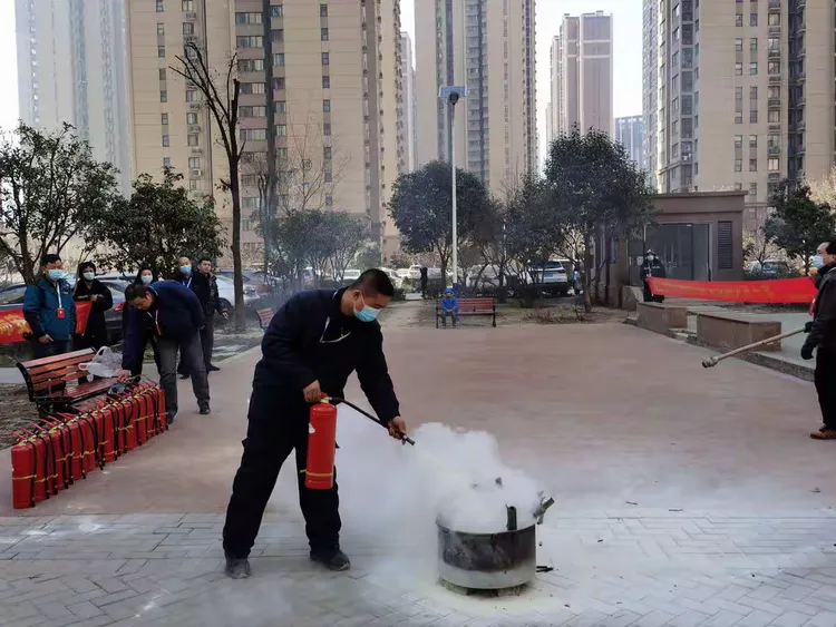 灭火器实景灭火